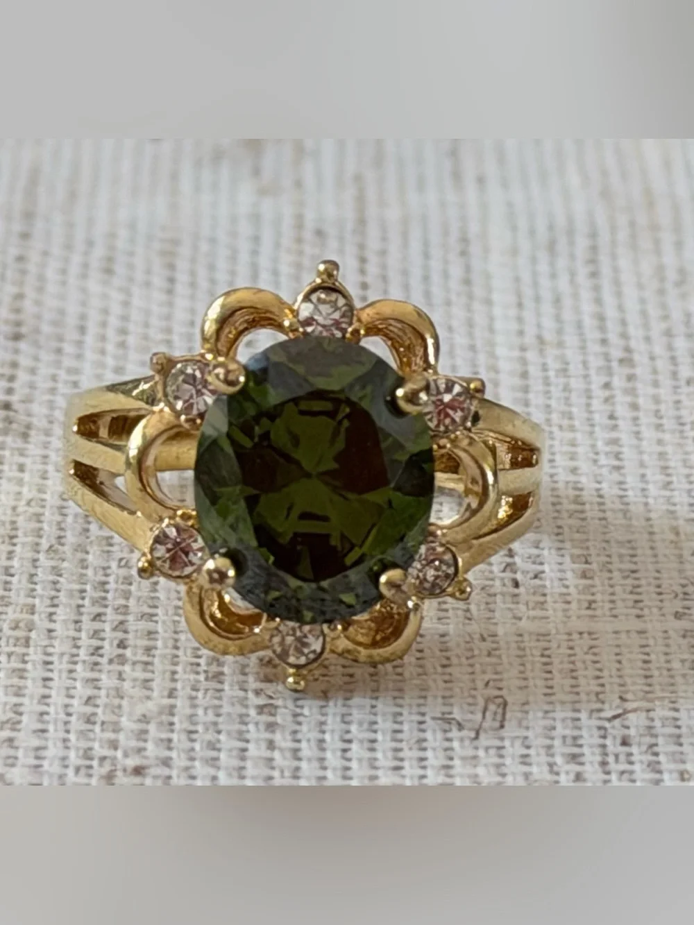 Gold-Tone Scalloped Cluster Ring with Faceted Green Stone - Size 7